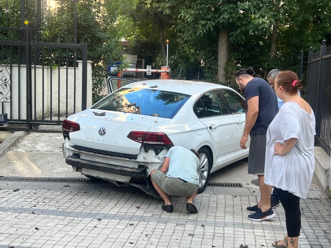 Çınar ağacı araçların üzerine devrildi: 5 araç hasar gördü