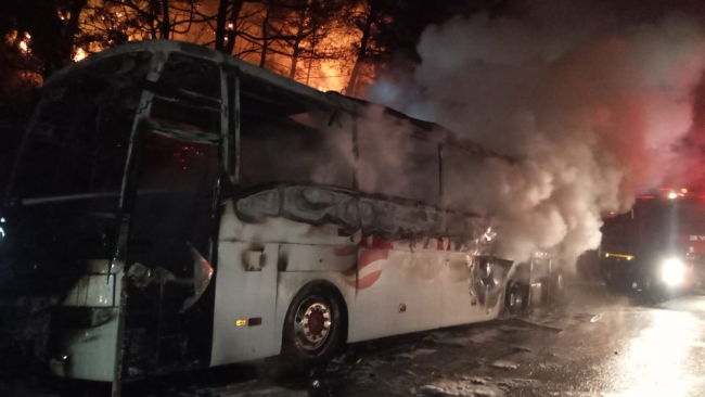 Muğla'da yolcu otobüsündeki yangın ormana sıçradı