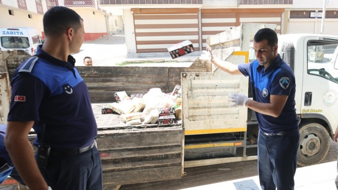 Şanlıurfa'da tarihi geçmiş 3 kamyon gıda ele geçirildi