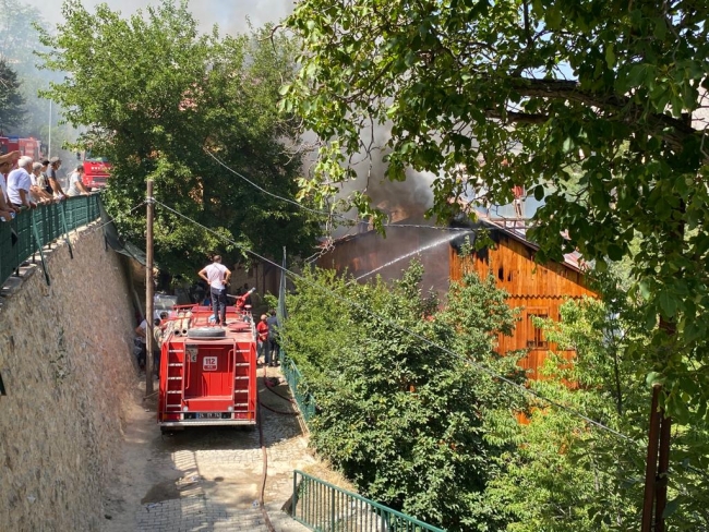 Erzincan'da 4 tarihi ahşap evde yangın