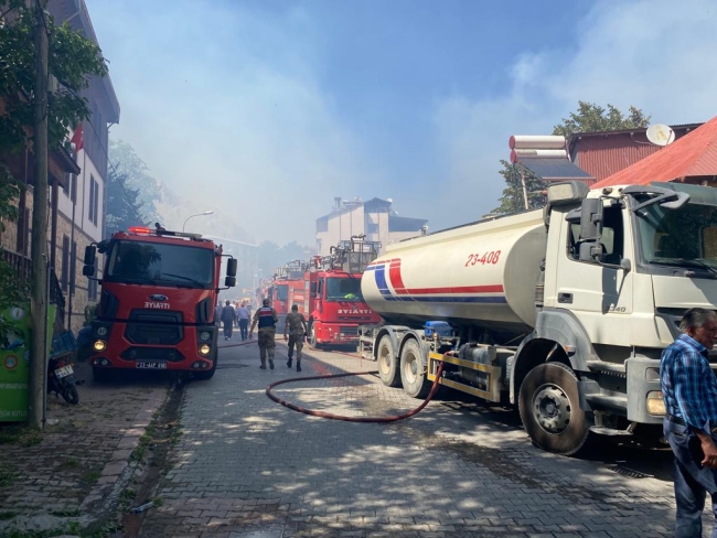 Erzincan'da 4 tarihi ahşap evde yangın