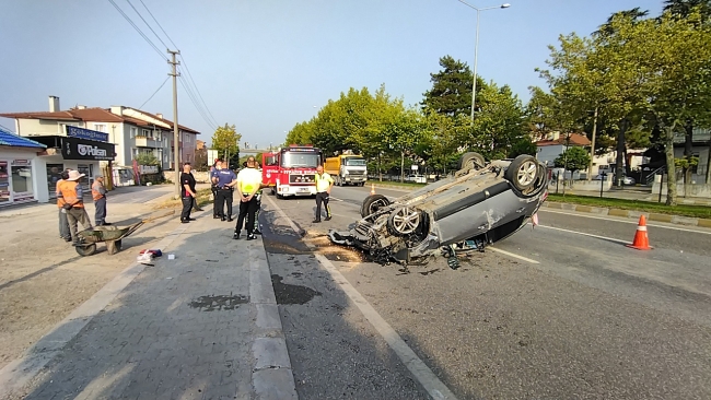 Sakarya'da otomobil durağa çarptı: 1 ölü, 3 yaralı