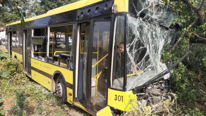 Bursa'da belediye otobüsü şarampole devrildi: 21 yaralı