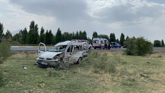 Erzincan'da hafif ticari araç ile cip çarpıştı: 7 yaralı