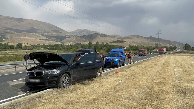 Erzincan'da hafif ticari araç ile cip çarpıştı: 7 yaralı