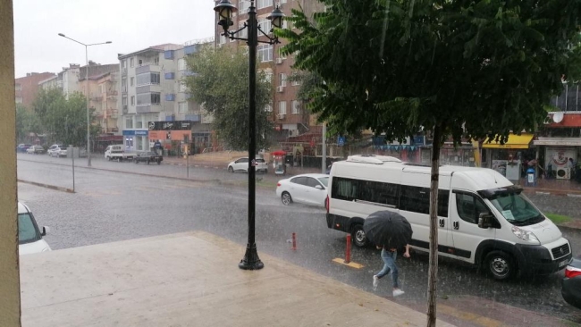 Tekirdağ ve Çanakkale'de dolu: Sokaklar göle döndü, tarım alanları zarar gördü