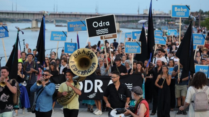 Polonya'da Oder Nehri'nde ekolojik felaket için "yas yürüyüşleri" düzenlendi