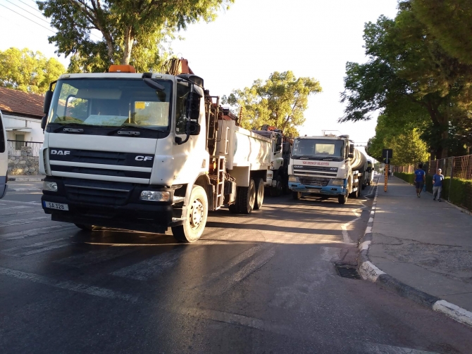 Belediye çalışanları iş araçlarıyla Meclis’e giden yolu kapadı