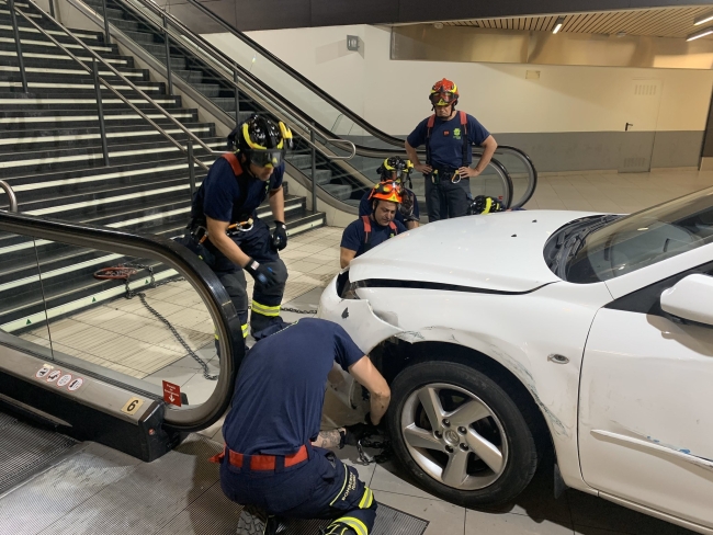 Çaldığı araçla metro istasyonunun merdivenlerine sıkıştı