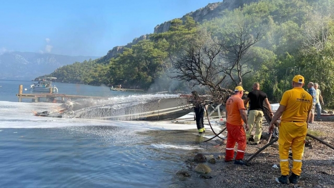 Marmaris'te sürat teknesi alev aldı