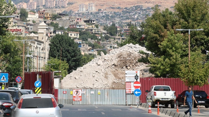 'Dünyanın en saçma binası'nın enkazı dert oldu