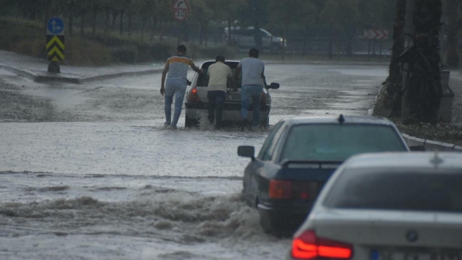 İzmir'de sağanak: Yollar göle döndü, trafik aksadı