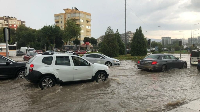 İzmir'de sağanak: Yollar göle döndü, trafik aksadı