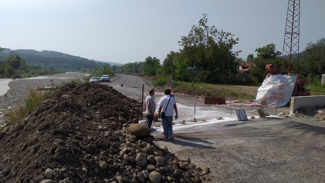 Zonguldak'ta bir kişi arsasından geçen yolu trafiğe kapattı