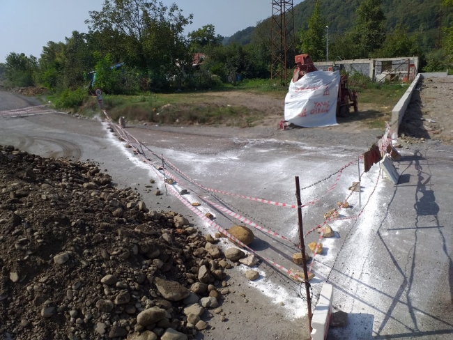 Zonguldak'ta bir kişi arsasından geçen yolu trafiğe kapattı