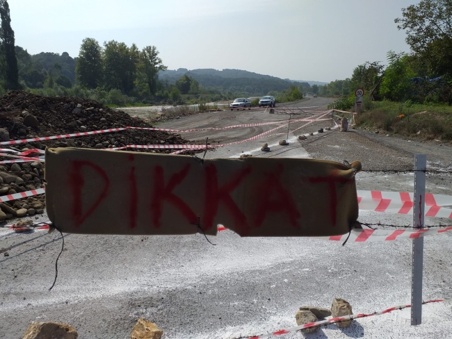 Zonguldak'ta bir kişi arsasından geçen yolu trafiğe kapattı