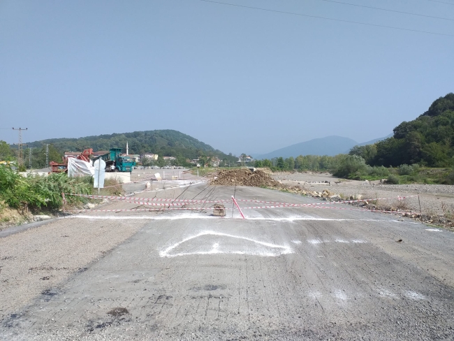 Zonguldak'ta bir kişi arsasından geçen yolu trafiğe kapattı