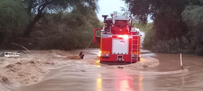 Su seviyesi yükseldi, akıntıya kapılmaktan son anda kurtarıldılar