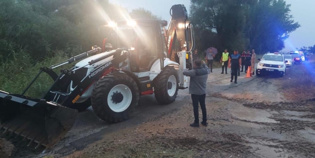 Su seviyesi yükseldi, akıntıya kapılmaktan son anda kurtarıldılar