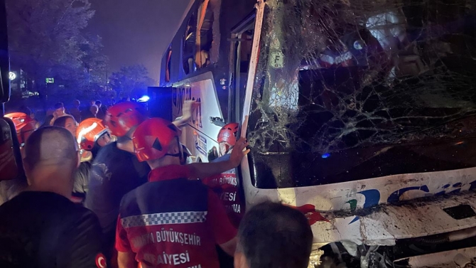 Sakarya'da yolcu otobüsü tıra çarptı: 25 yaralı