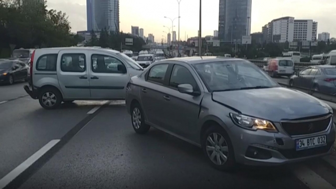 Maltepe'de zincirleme kaza: Ulaşım aksadı