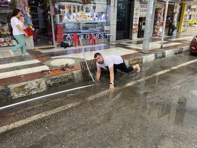 Manisa'yı dolu ve sağanak vurdu