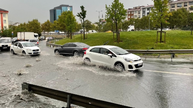 İstanbul'da sağanak etkili: Ev ve yolları su bastı