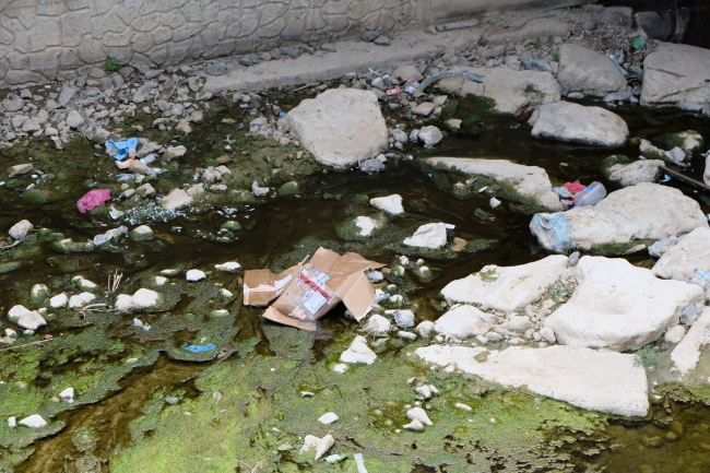 Suları çekilen Harşit Çayı çöplüğe döndü