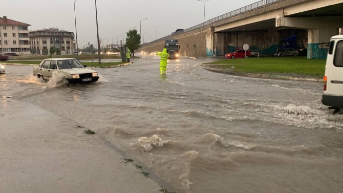 Kütahya'da sağanak nedeniyle dere taştı, yollar göle döndü