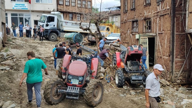 Bursa'da sağanak etkili oldu: Dere taştı evi su bastı