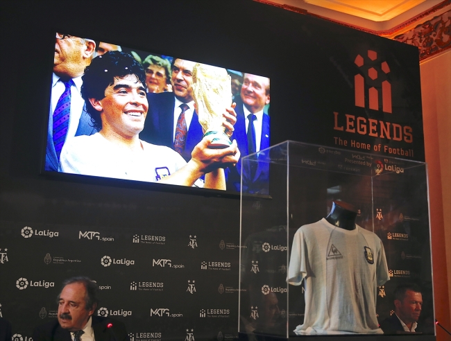 Matthaus Maradona'nın formasını müzeye verdi