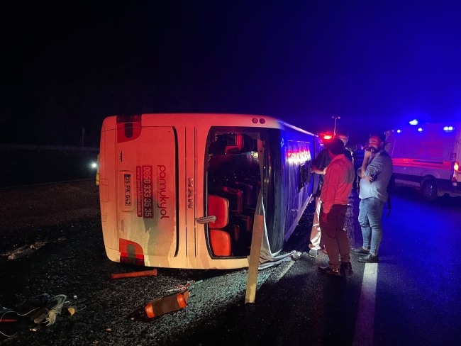 Denizli'de yolcu otobüsü devrildi