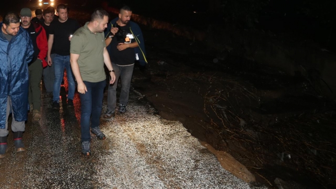 Çanakkale’de sağanak nedeniyle köy yolu göçtü