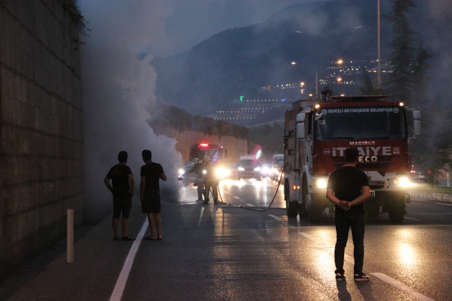 Denizli'de seyir halindeki otomobil yandı