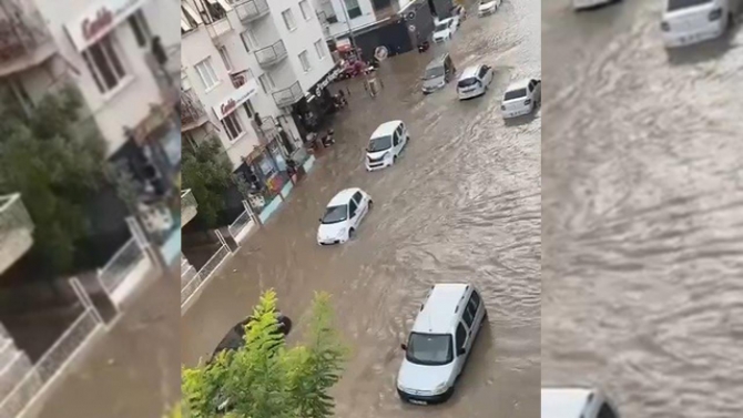 İzmir'i sağanak vurdu: Dereler taştı, araçlar sürüklendi