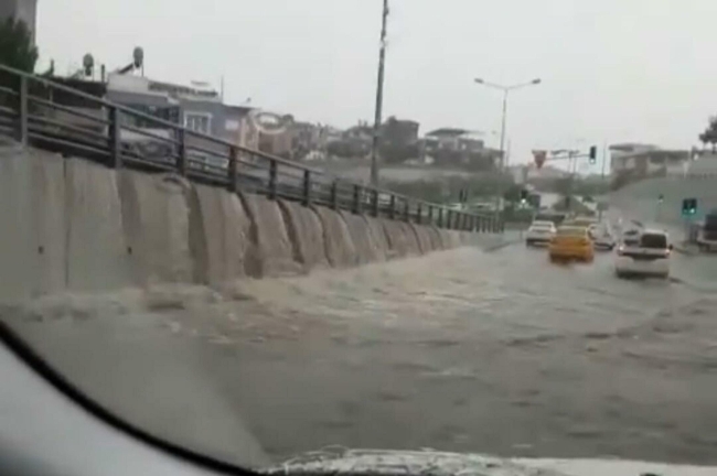 İzmir'i sağanak vurdu: Dereler taştı, araçlar sürüklendi