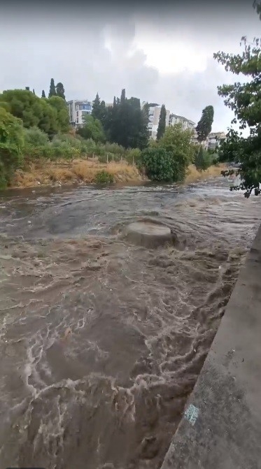 İzmir'i sağanak vurdu: Dereler taştı, araçlar sürüklendi