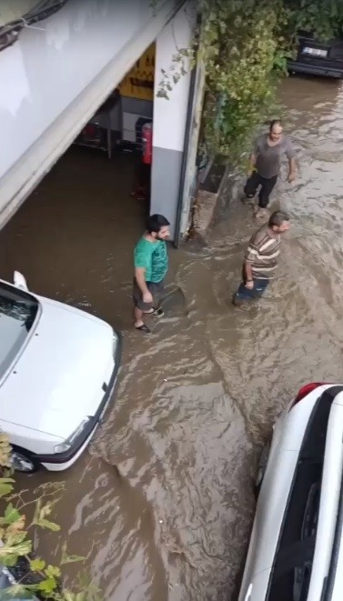 İzmir'i sağanak vurdu: Dereler taştı, araçlar sürüklendi