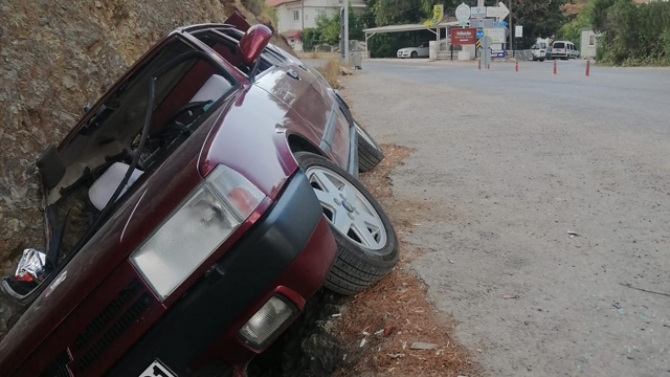 Drift yaparken yol kenarına devrildi: 2 yaralı