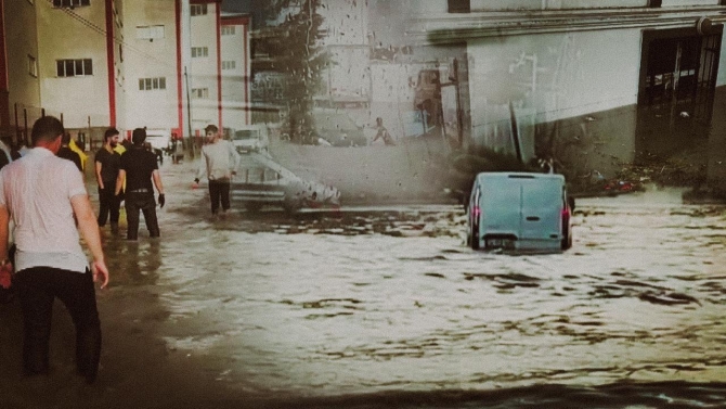 Esenyurt'u yine sağanak vurdu: Yollar göle döndü, evleri su bastı