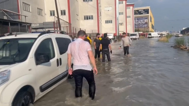 Esenyurt'u yine sağanak vurdu: Yollar göle döndü, evleri su bastı