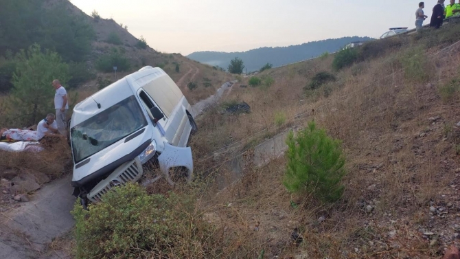 Bilecik'te yoldan çıkan minibüs su kanalına devrildi: 9 yaralı