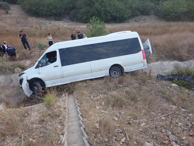 Bilecik'te yoldan çıkan minibüs su kanalına devrildi: 9 yaralı