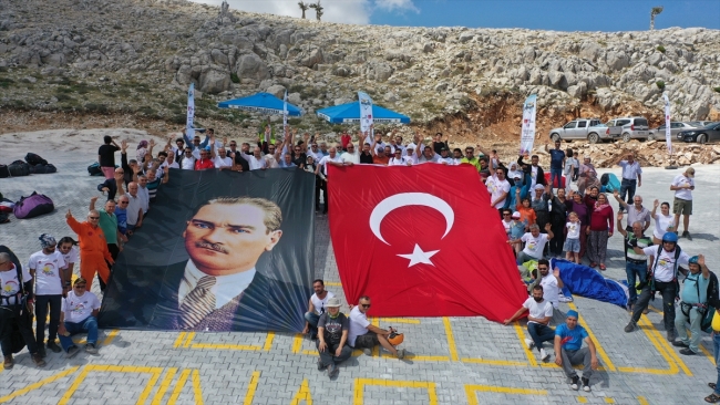 Mersin'de uçuş tutkunları paraşüt şenliğinde buluştu