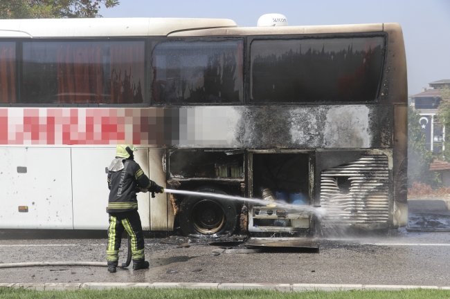 Denizli'de yolcu otobüsünde yangın: Küle döndü