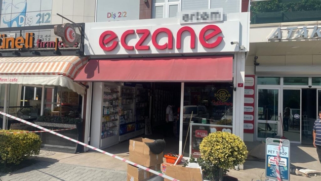 İstanbul'da kontrolden çıkan otomobil eczaneye daldı