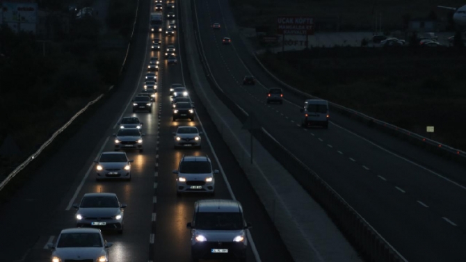 Tekirdağ-İstanbul yolunda yoğunluk yaşanıyor