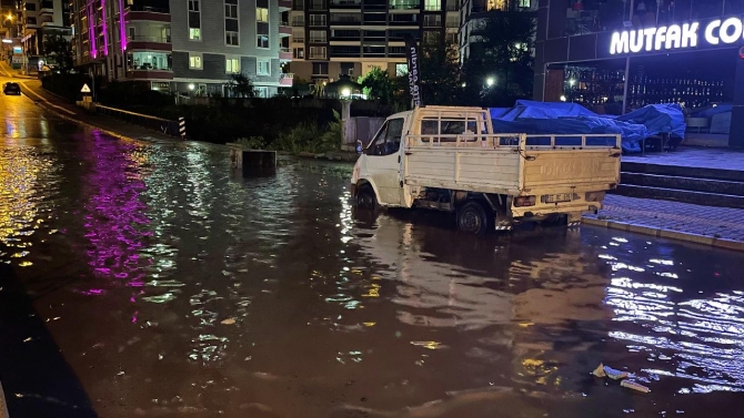 Samsun’da sağanak hayatı olumsuz etkiledi