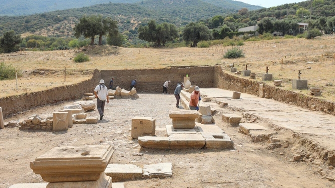 Metropolis Antik Kenti'nde 1800 yıllık kamusal yapı bulundu