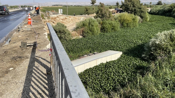 Hatay'da kontrolden çıkan tır Asi Nehri'ne devrildi